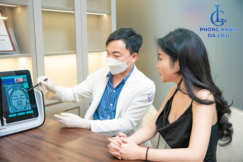 bác sĩ của phòng khám LG khám da cho bệnh nhân