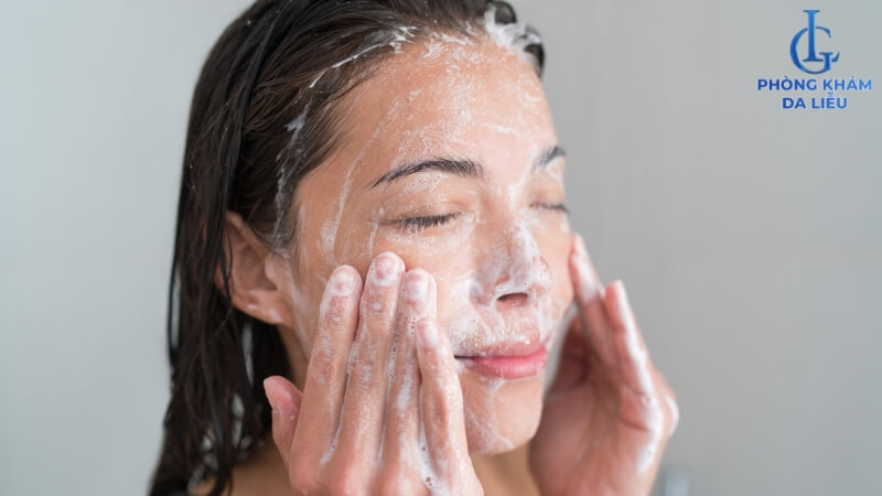 Vệ sinh da mặt bằng sữa rửa mặt dịu nhẹ