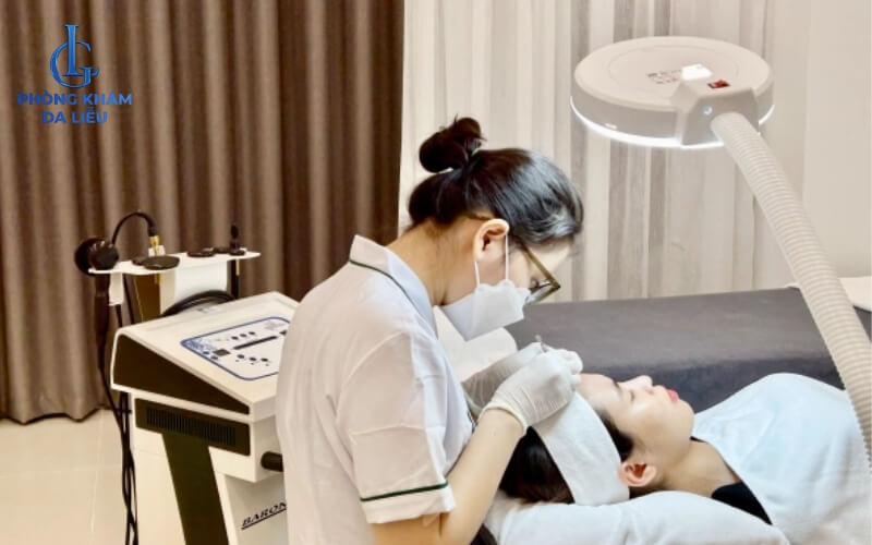 kỹ thuật viên nặn mụn