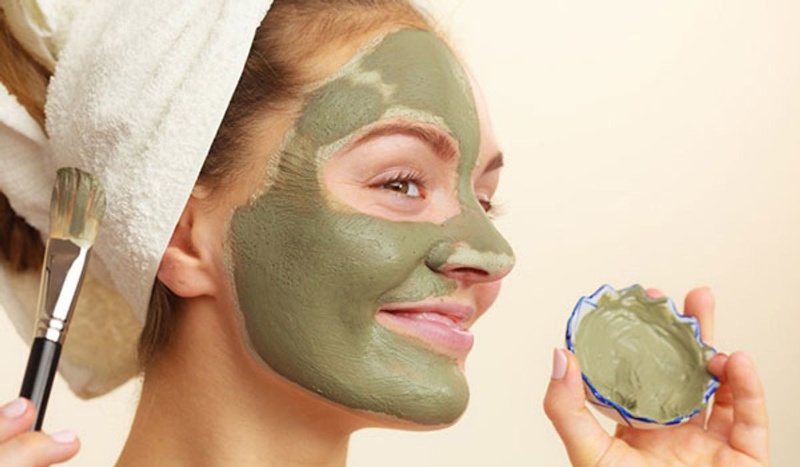 đắp mặt nạ trà xanh