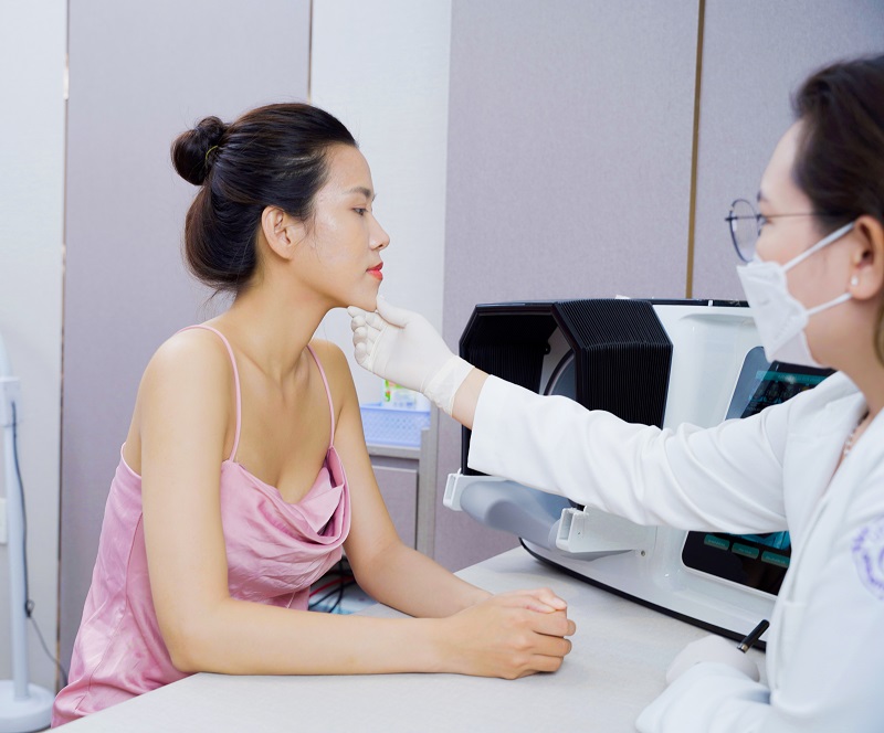 bác sĩ phòng khám da liễu LG khám da cho bệnh nhân