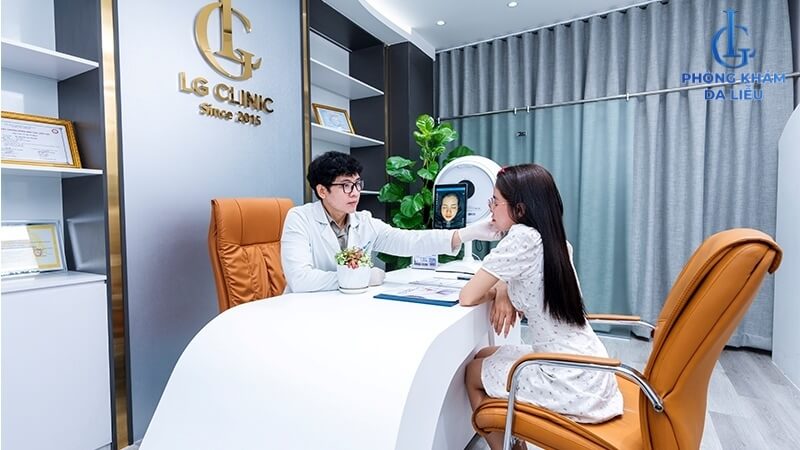 Điều trị mụn trên trán tại phòng khám da liễu LG