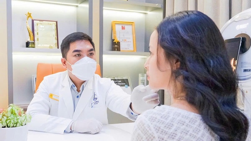 bác sĩ khám da cho bệnh nhân