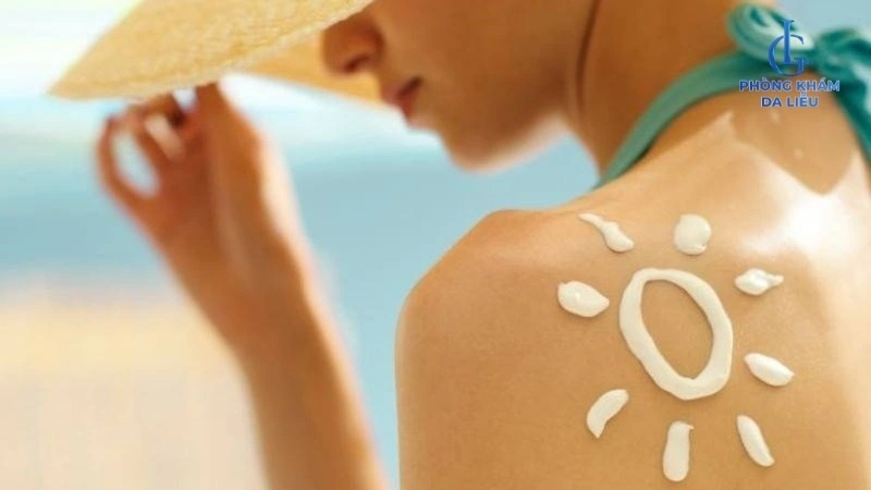 Bôi kem chống nắng ở lưng