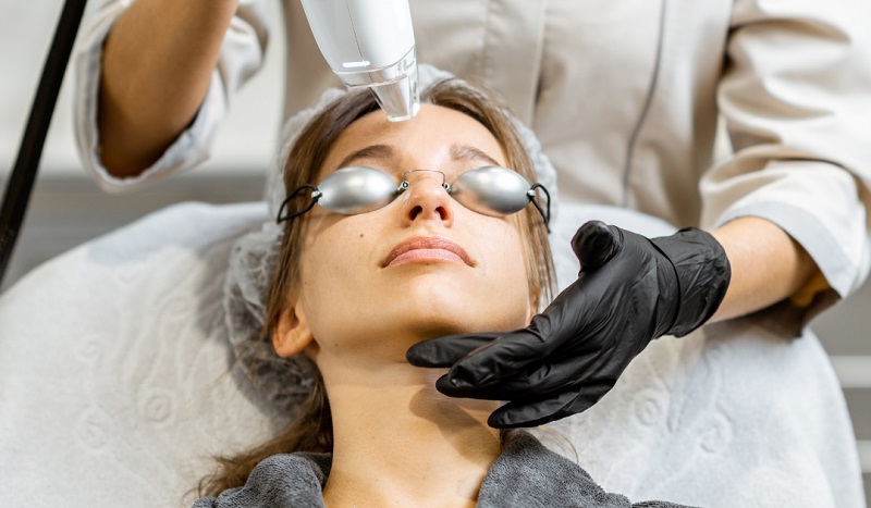 trị mụn trứng cá ở trán​