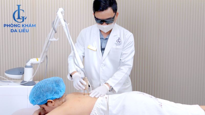 bác sĩ trị mụn lưng