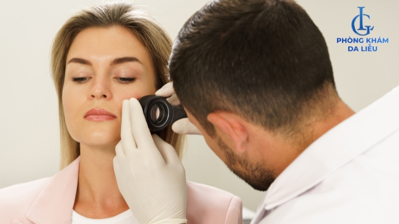 Khám mụn bởi bác sĩ chuyên khoa da liễu