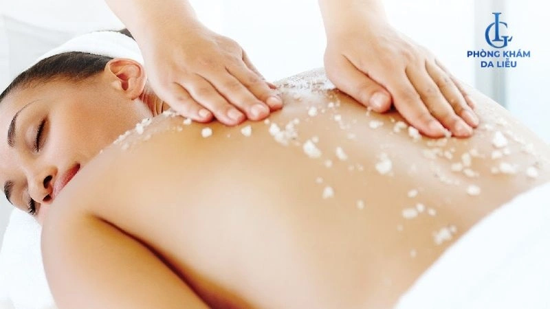 Dùng muối hột trị mụn lưng