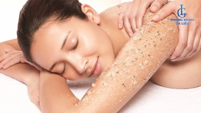 Trị mụn lưng bằng muối tắm