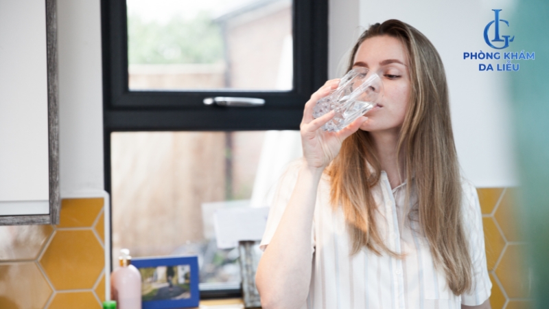 Uống đủ nước mỗi ngày
