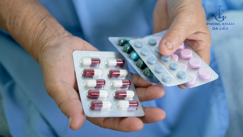 Uống thuốc kháng sinh trị mụn