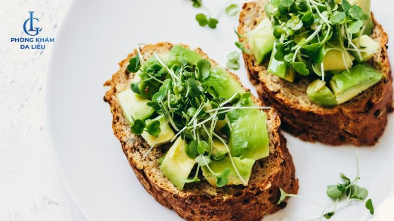 Nên kết hợp bánh mì với rau xanh