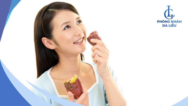 Cô gái ăn khoai lang