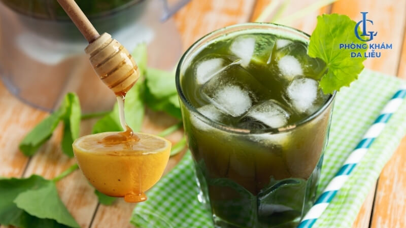 Uống nước rau má với chanh và mật ong