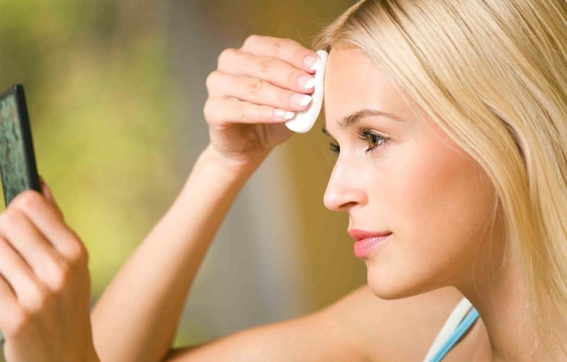 Tẩy trang kỹ lưỡng