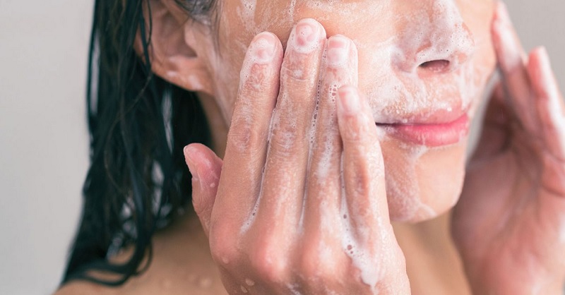 rửa mặt dịu nhẹ