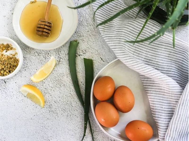 Lòng trắng trứng cùng mật ong