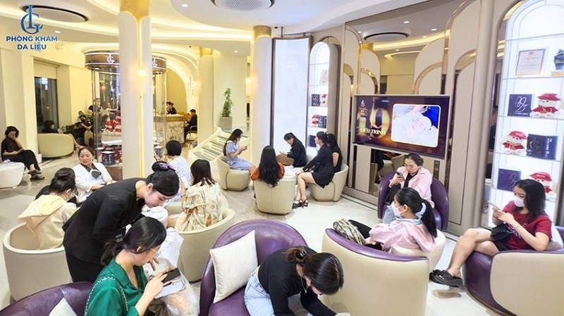 sảnh khách đông