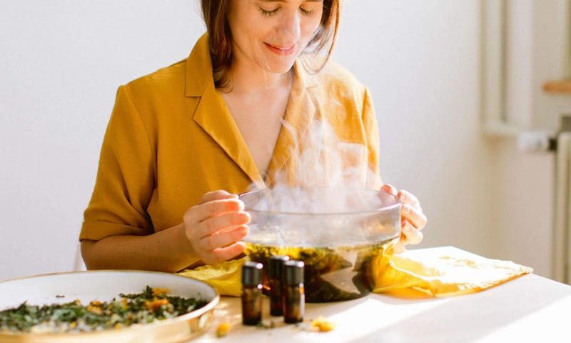 cách xông mặt trị mụn cho da nhờn​