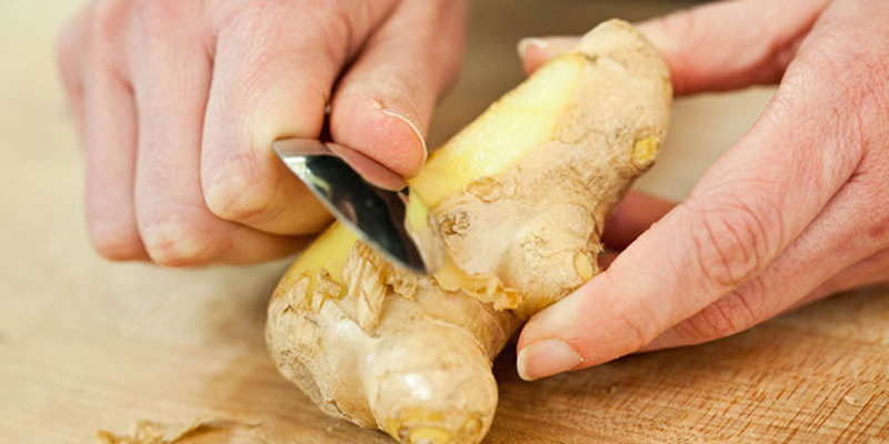 cạo vỏ củ gừng