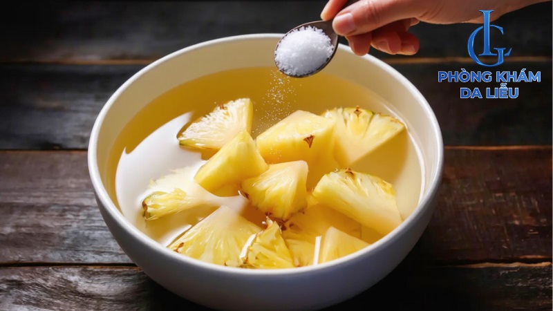Ngâm dứa với nước muối loãng