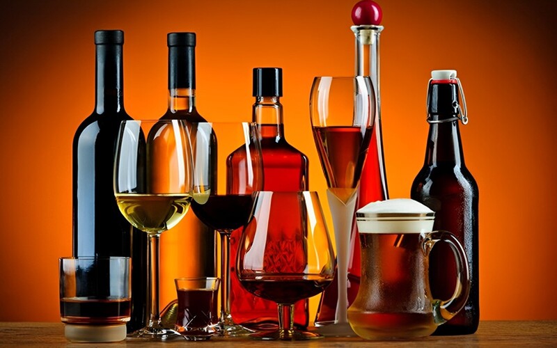 Tránh xa đồ uống có cồn khi bị mụn bọc