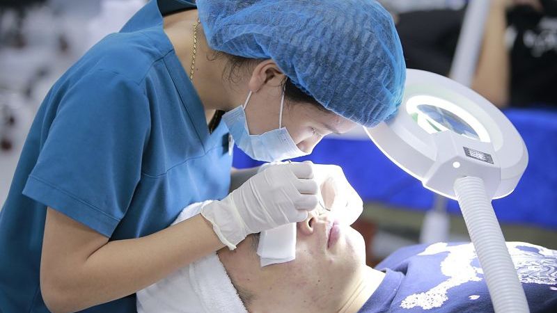 Cách lấy nhân mụn bọc bị chai tại phòng khám da liễu