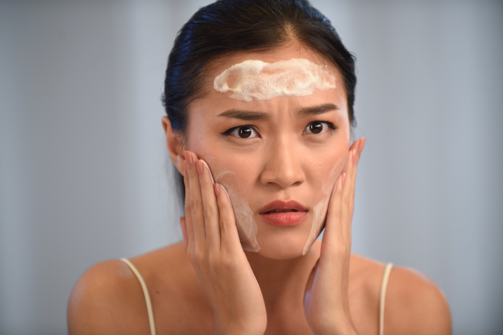 Chăm sóc da sai cách gây mụn cám ở trán