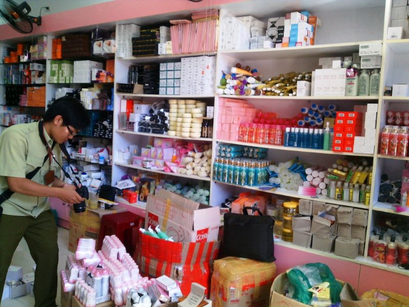 Dùng mỹ phẩm kém chất lượng ây mụn bọc dưới cằm