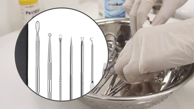 Làm sạch dụng cụ nặn mụn