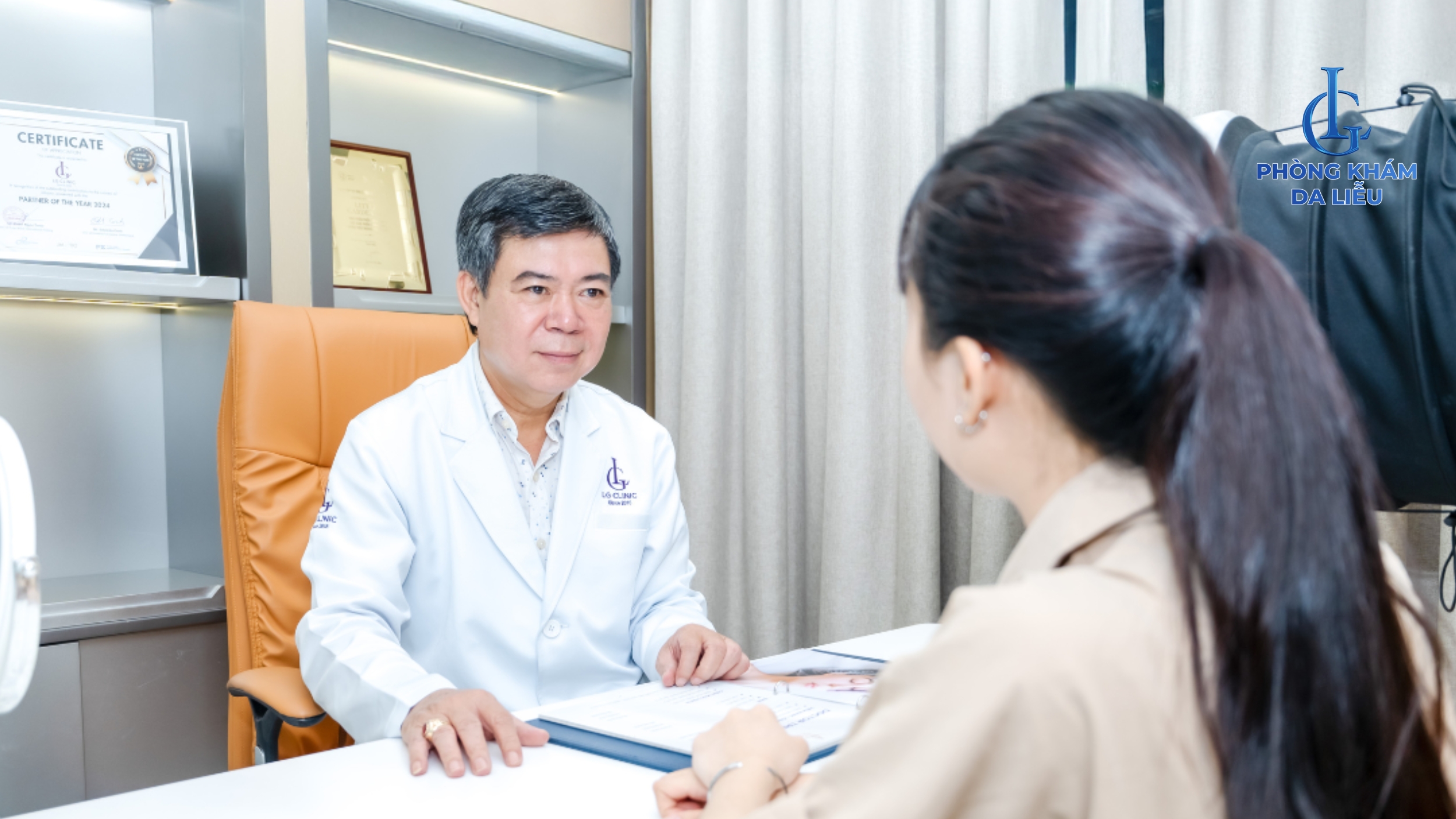 bác sĩ thăm khám