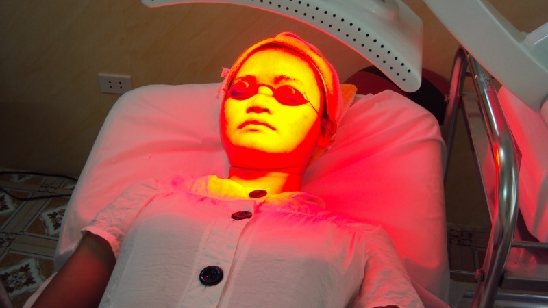 ánh sáng đỏ trị mụn