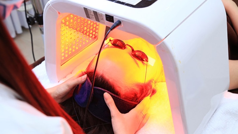 ánh sáng vàng trị mụn