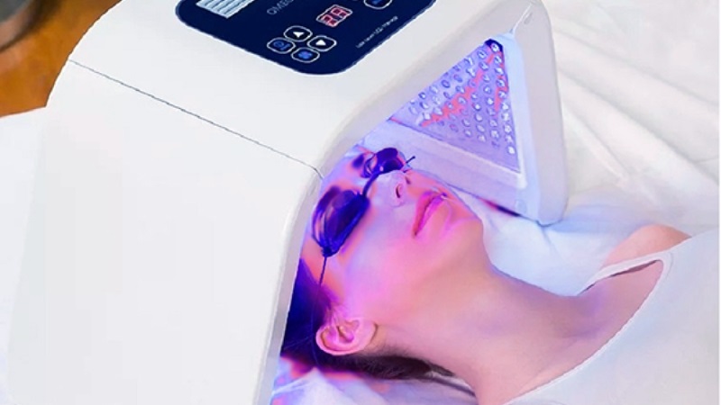 ánh sáng xanh dương trị mụn