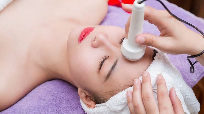 Đẩy mụn ẩn bằng công nghệ cao