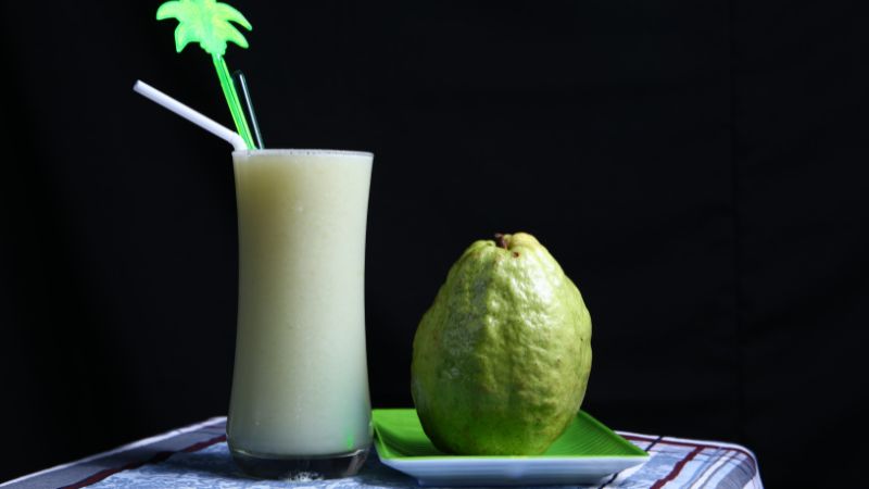 Nước ép ổi trị mụn nội tiết