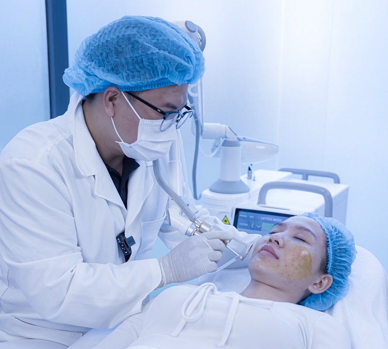 bác sĩ bắn laser co2 trị sẹo