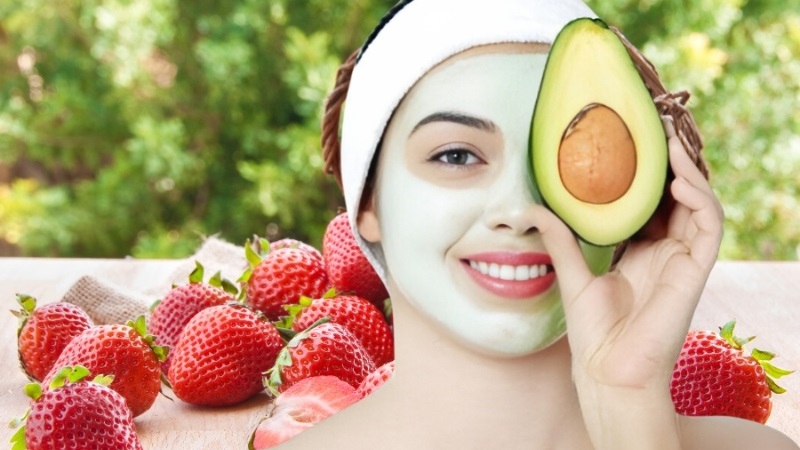 Mặt nạ bơ và dâu tây